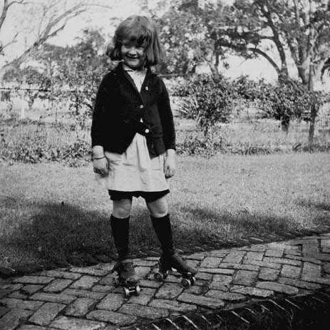 sDevojčica sa rolšuama 1921.jpg